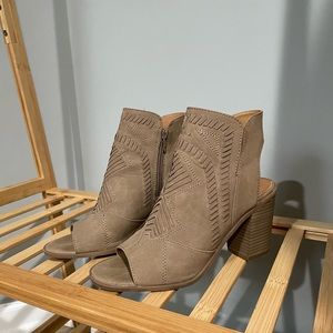 Cute brown heels, with peep toe and cool design. 4 inch heel!
